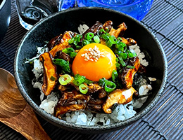 椎茸のユッケ風丼