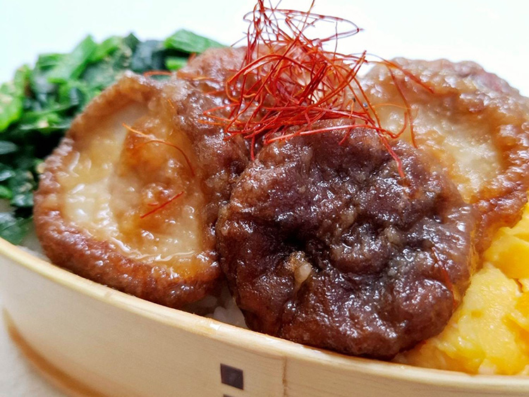 三色弁当　中央の座はしいたけ南蛮